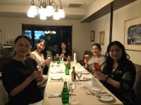 【スタジオ講師の皆さんとお食事会-１】 (記)菅有実子7月12日は、Diamond Voice Studio講師の蒔田優香さん、一條翠葉さん、北島佳世さんに、東京音大勤務の菊地真菜美さんを加えてお食事会でした。場所は中目黒・代官山キャンパスから歩いてすぐの一軒家フレンチ、シェ・リュイ。４名は東京音大の菅門下で同じ学年だったので、プチ同窓会として盛り上がりました。４人が在籍されていた頃と比べて、東京音大はキャンパスも、授業やレッスンも随分と大きく変わっているので、私からその辺のことをお話ししたり、インターネットの時代に受験生に向けてどんな情報発信をしていくべきかを意見交換したり、ここには書けない諸々のお話をしたりで、あっという間の楽しい２時間となりました。今日、急遽来れなくなったDiamond Voice Studio講師の酒井菜摘さんとも、TV電話でお話しが出来ました。